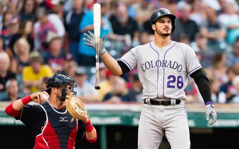 Arenado extiende su contrato con Colorado 