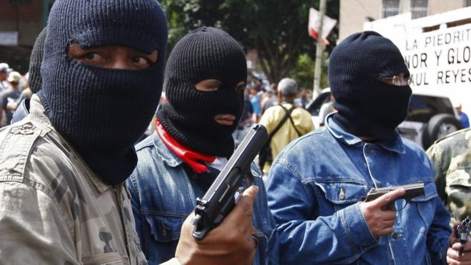 Grupo con armas largas ingresa al edificio Puerto Madero