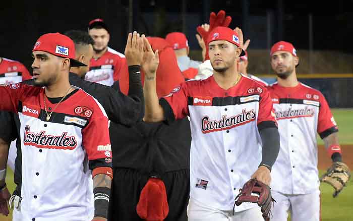 Cardenales se queda con el primer juego de la Serie