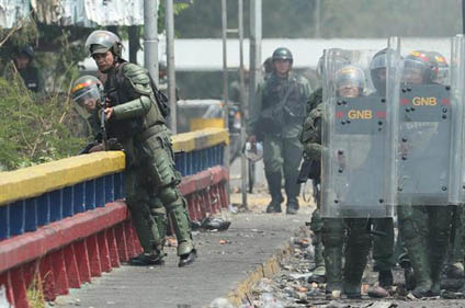 Dispersan a manifestantes en la frontera de Brasil