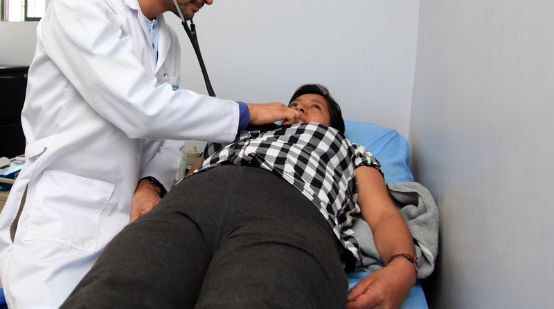 Ecuador tiene 50 años de atraso en salud según asociación