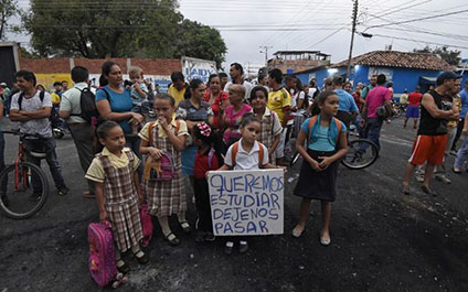 Más de cuatro mil niños esperan por la apertura de la frontera