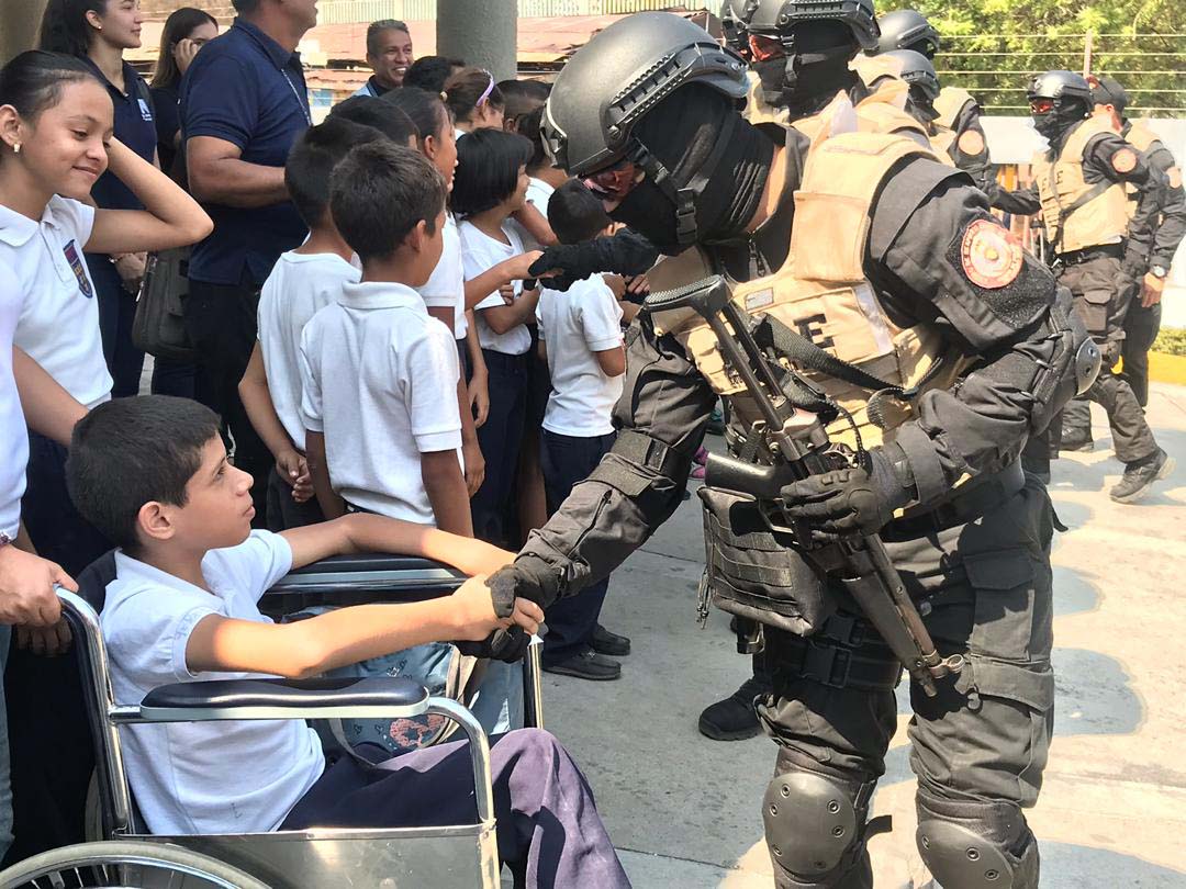 Demostración táctica del ERE cautiva a estudiantes en el VEN 911