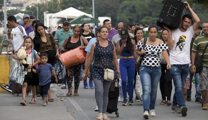 Puente Simón Bolívar se llena de historia con los venezolanos