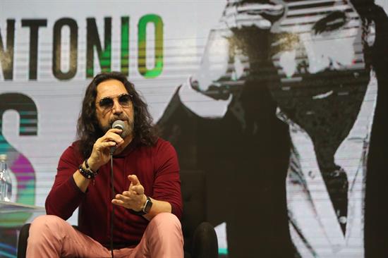 “Me considero un poco curandero en la música”