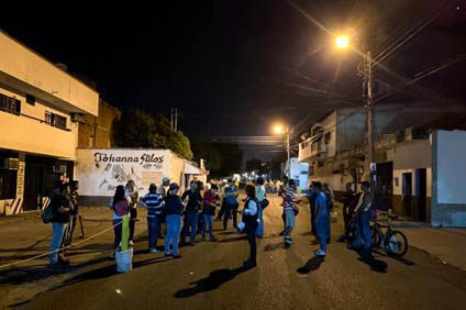 Protestan por cierre de frontera en puente entre Venezuela y Colombia