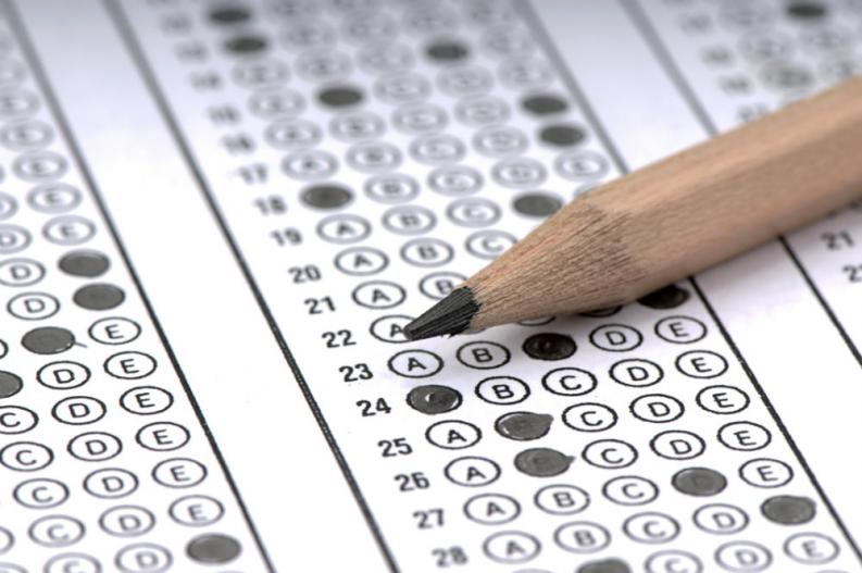 Se disfraza de mujer para rendir examen de su novia