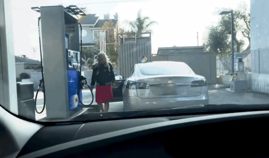 Intenta cargar de gasolina un vehículo eléctrico 