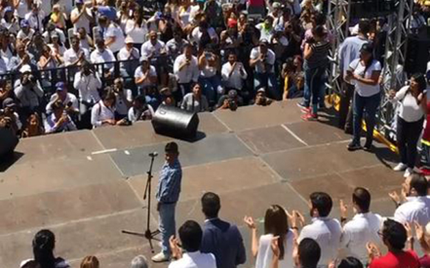 Niño de 11 años le roba el corazón a Guaidó 