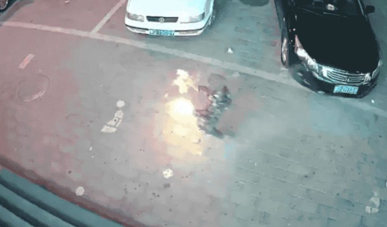 Niño causa explosión de alcantarilla