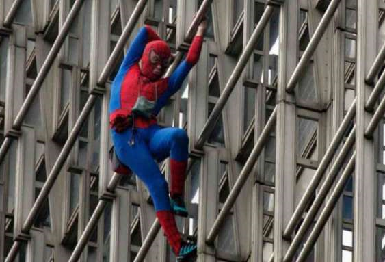 Arrestan imitador de Spider-Man en Francia