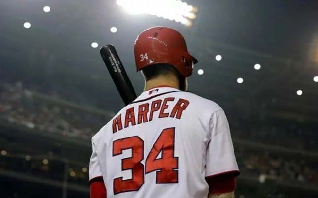 Harper firma con Filadelfia por 13 temporadas y 330 millones 