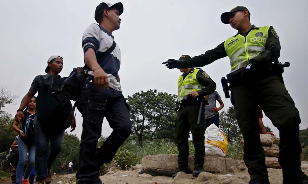 Colombia controla pasos ilegales en frontera