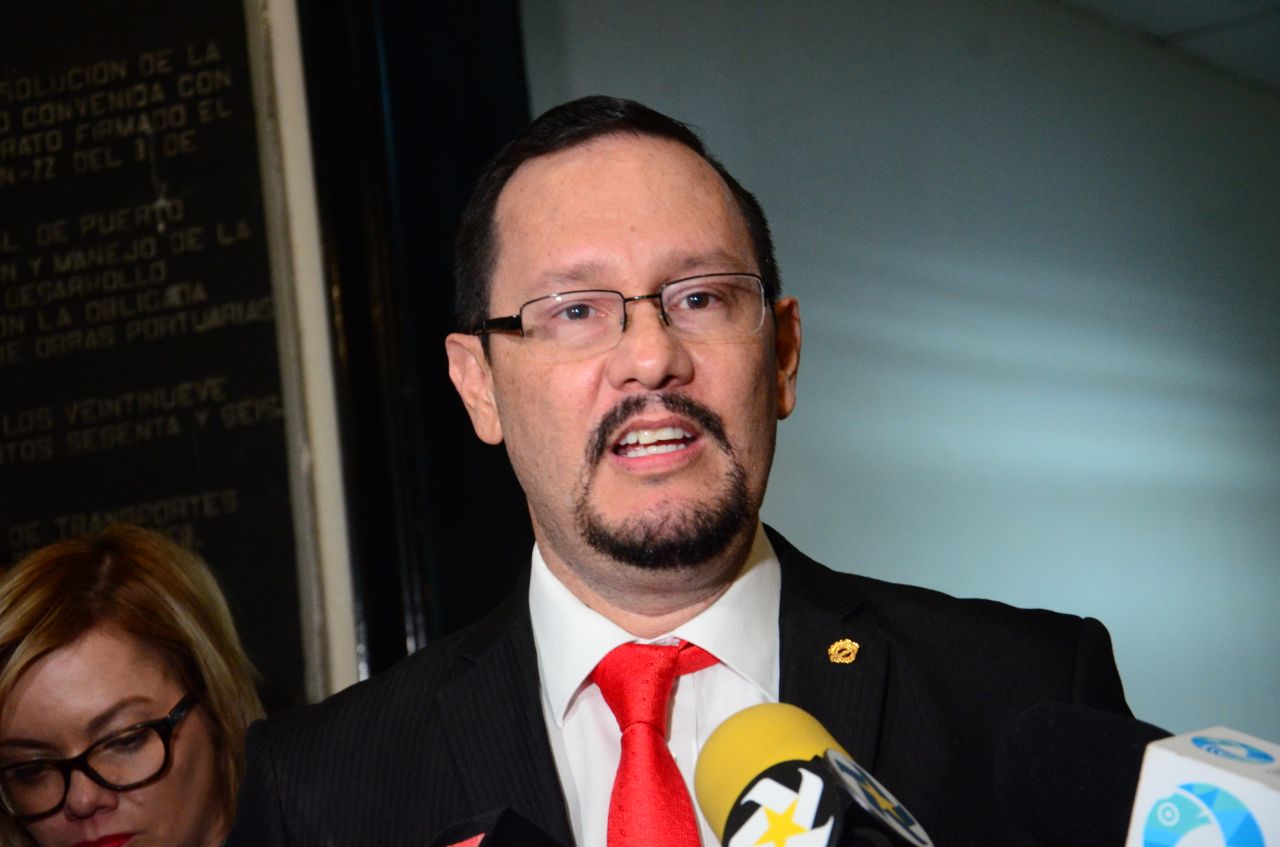 Celso Gamboa denuncia "usurpación" de embajada