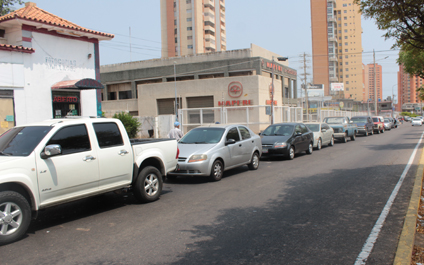 Resurgen largas colas en la gasolineras de Maracaibo