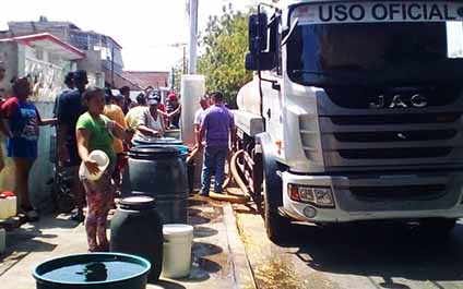 Marabinos esperan por la llegada del agua 