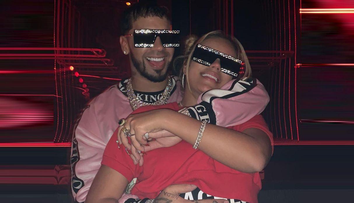 Captan a Karol G y Anuel AA discutiendo en la calle