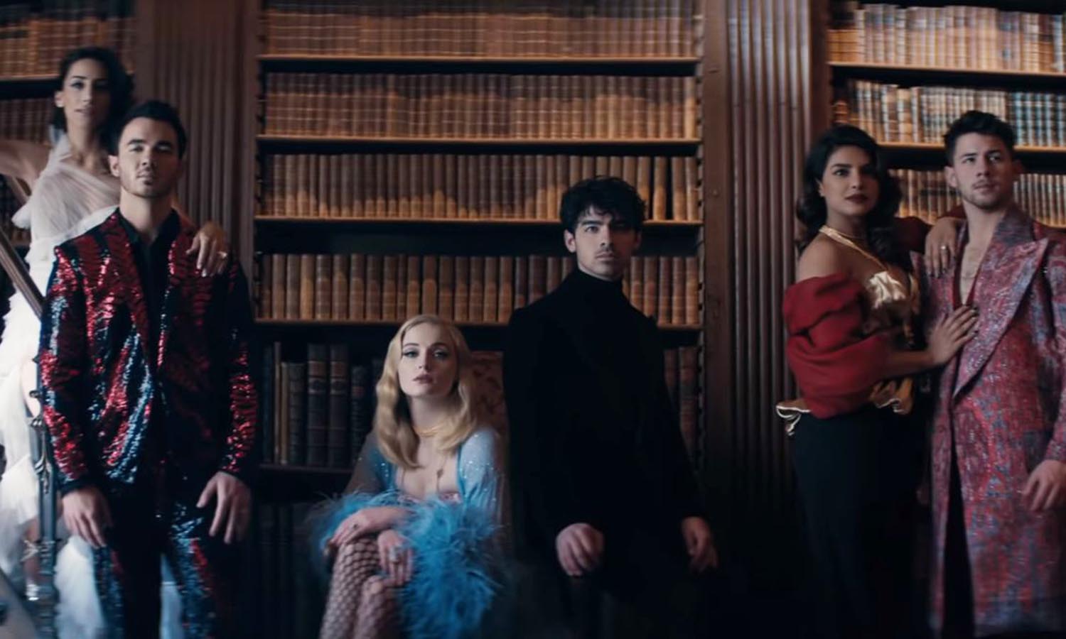 Jonas Brothers estrenan video musical muy bien acompañados