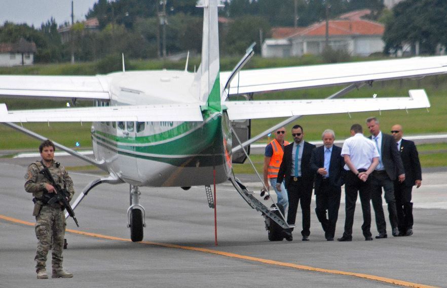 Lula llega a Sao Paulo para asistir al entierro de su nieto