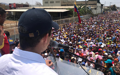 "Estamos en la calle retando a los que secuestran el poder"
