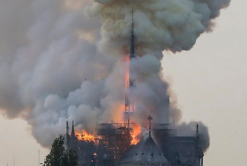 Reportan incendio en la catedral de Notre Dame de París