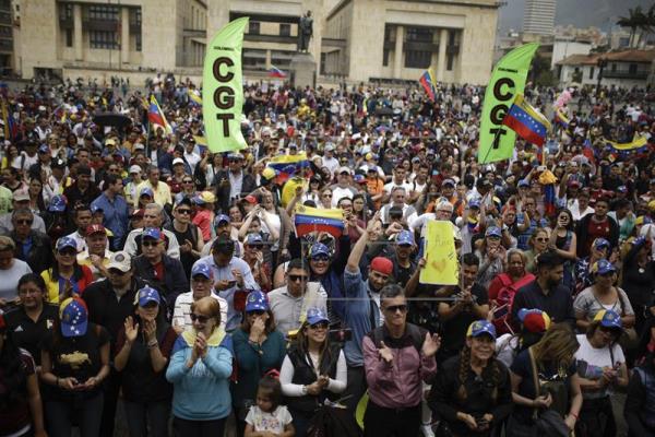 Personas se manifiestan en Bogotá en apoyo a Juan Guaidó