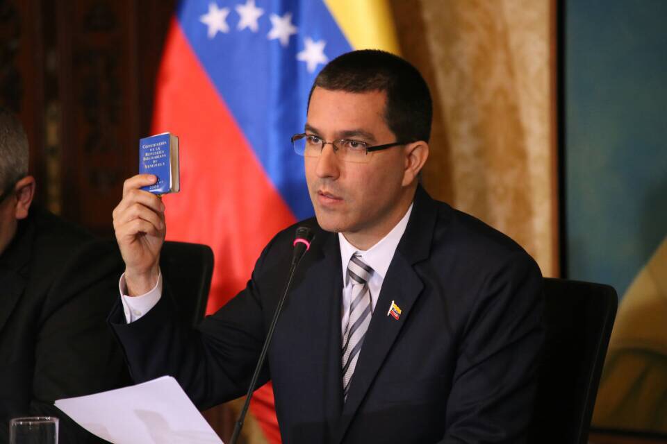 "Argentina no aprobó permisos necesarios para vuelo humanitario"