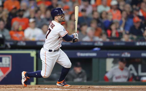 Altuve conecta su jonrón 100 en las Mayores