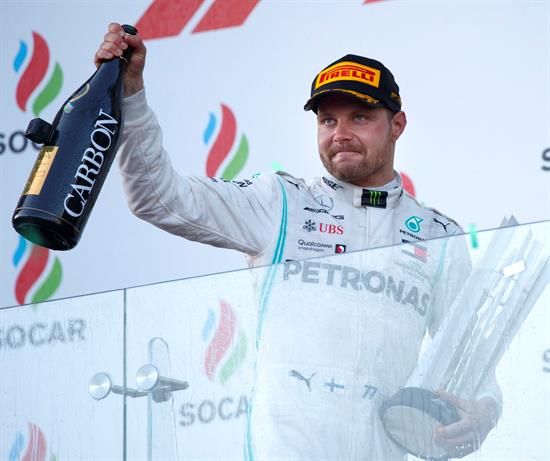 Bottas bate a Hamilton en Azerbaiyán 