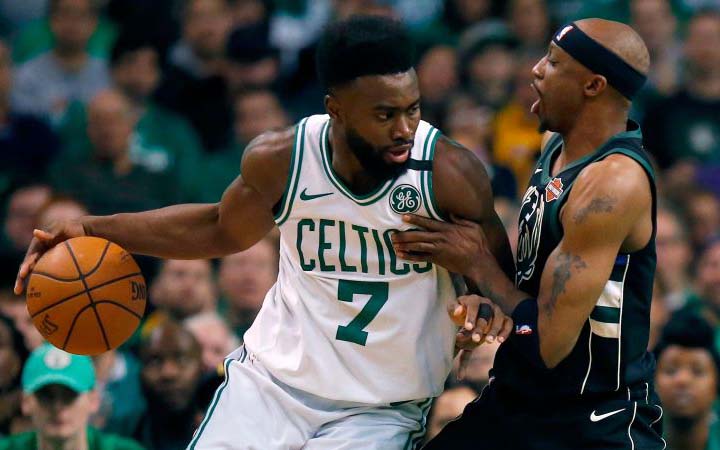 Brown guia a los Celtics sobre los Pacers