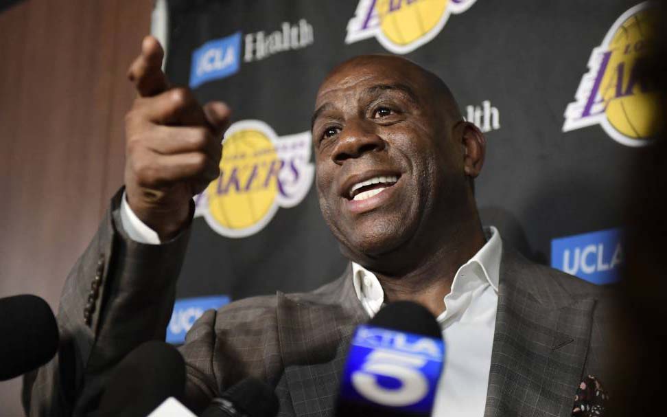 Magic Johnson renuncia como presidente de los Lakers