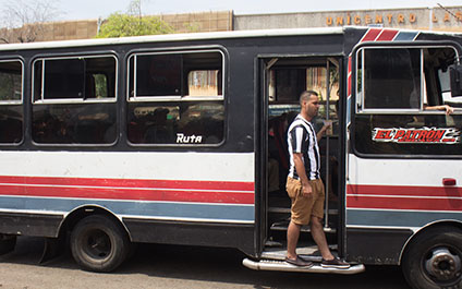 Transporte público sale a tímidamente a trabajar