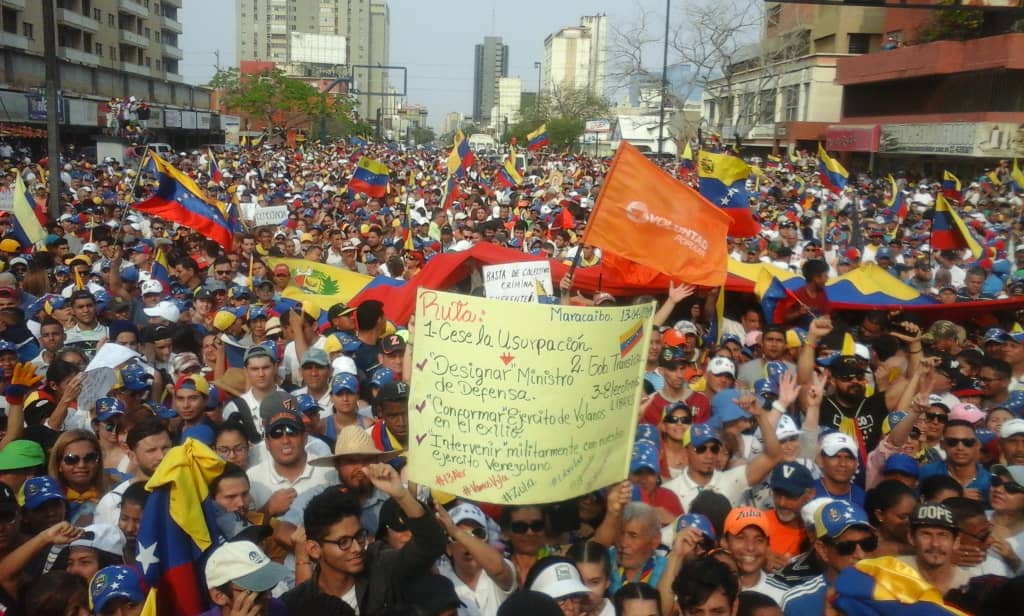 Marabinos se concentran en Citibank por la llegada de Guaidó