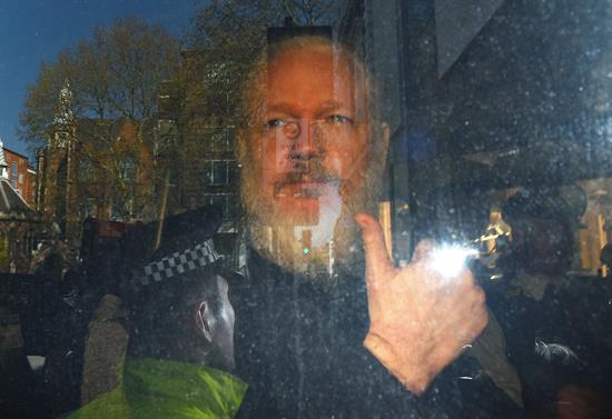 Detienen a Assange por orden de EEUU