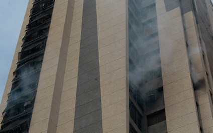 Bomberos controlan incendio en edificio Alcazaba de Maracaibo