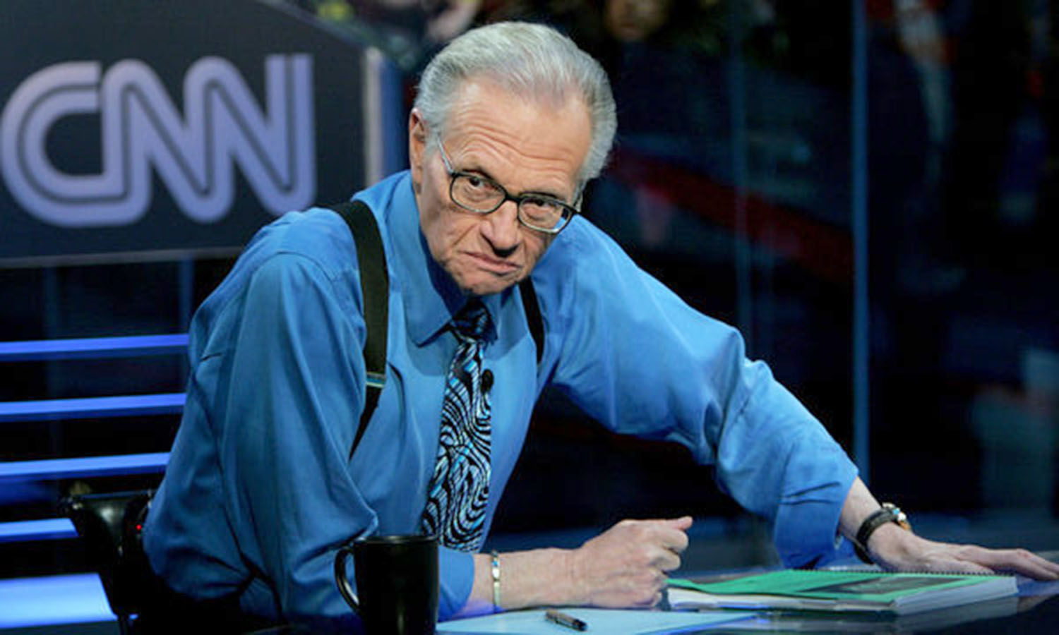 Hospitalizan a Larry King tras sufrir ataque cardíaco