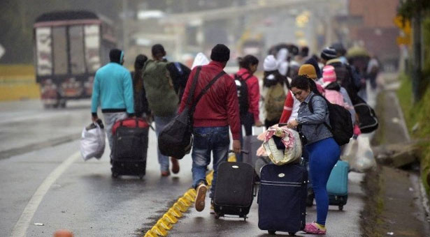 Venezolanos recurren a grupos criminales para huir del país