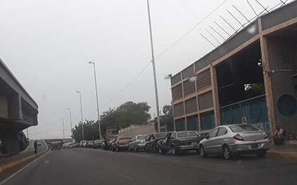 Colas en las bombas superan los dos kilómetros