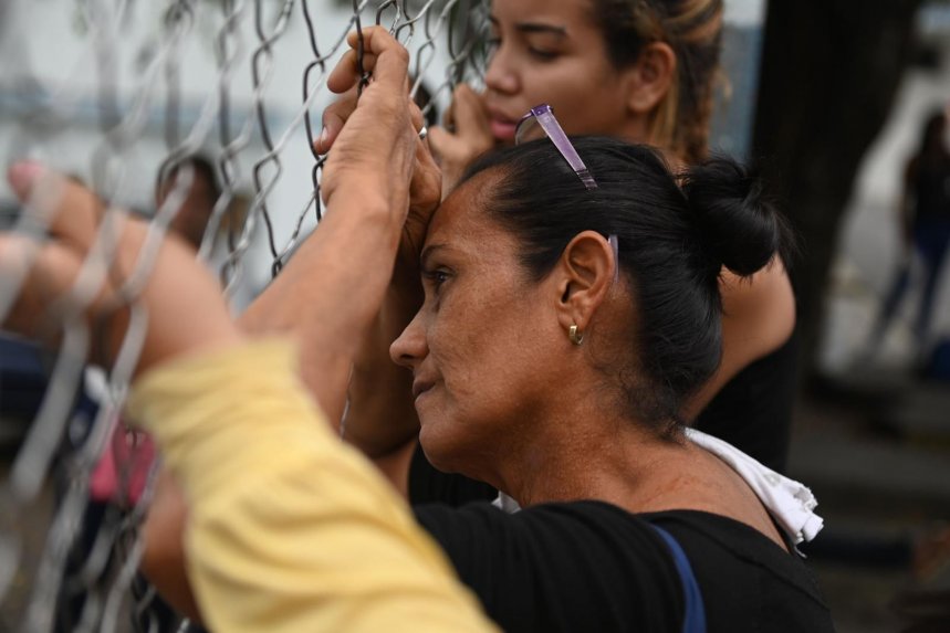 Familiares de los 29 reos muertos esperan frente a la morgue