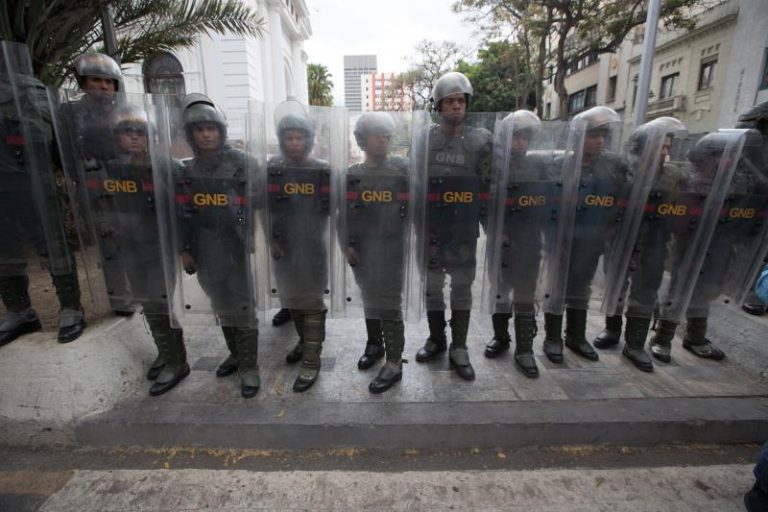 Fuerte presencia policial en la AN por presunta alerta de bomba