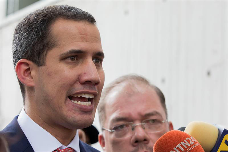 Guaidó a la FANB: Maduro saldrá “por las buenas o por las malas”