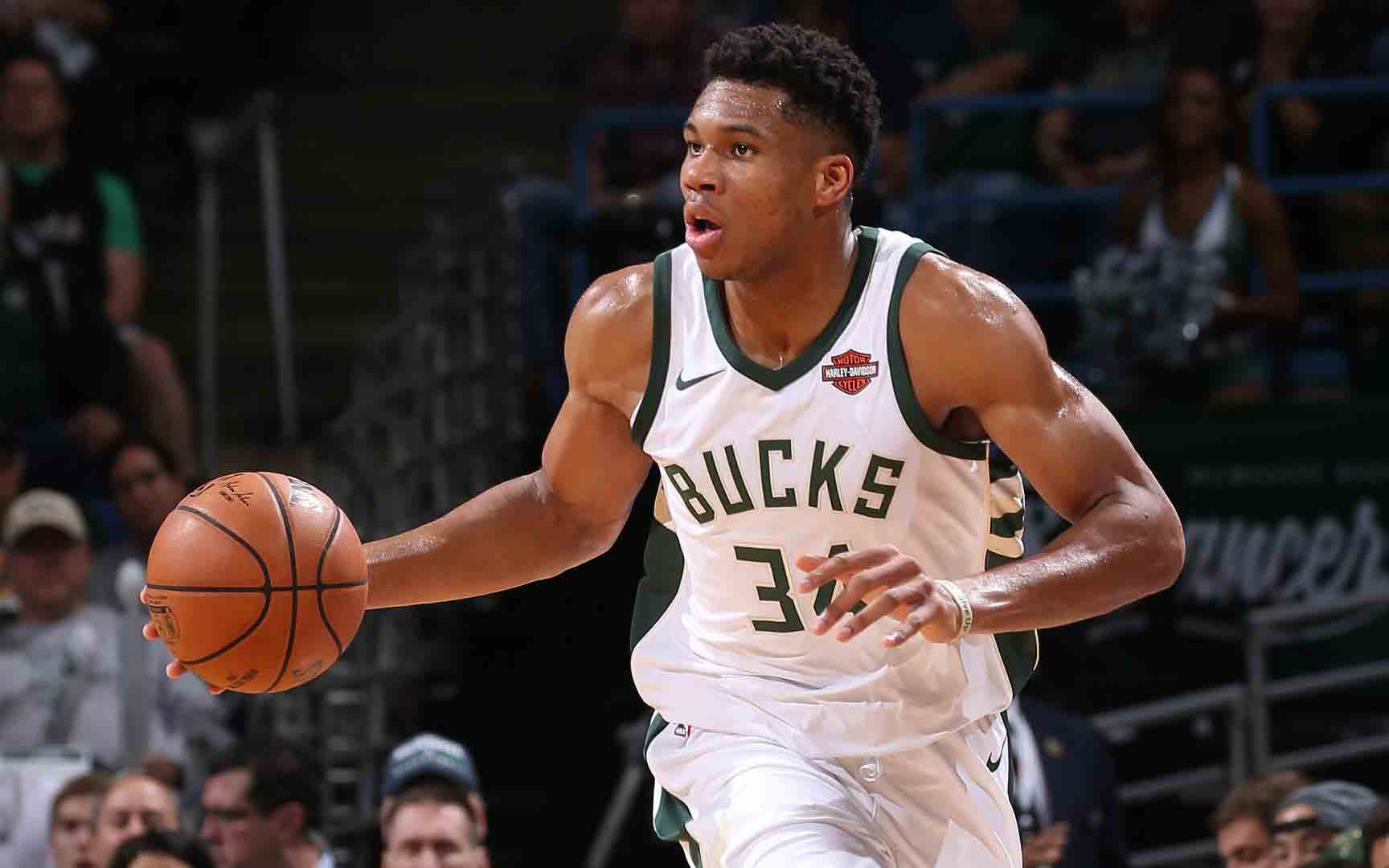 Antetokounmpo guia a los Bucks y empatan serie