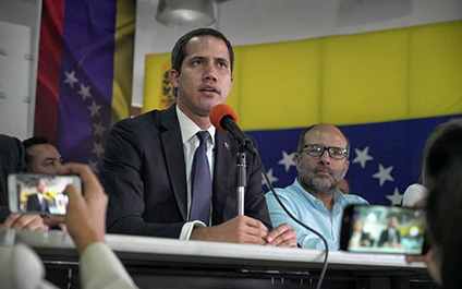 Juan Guaidó transmite su respaldo a los periodistas 