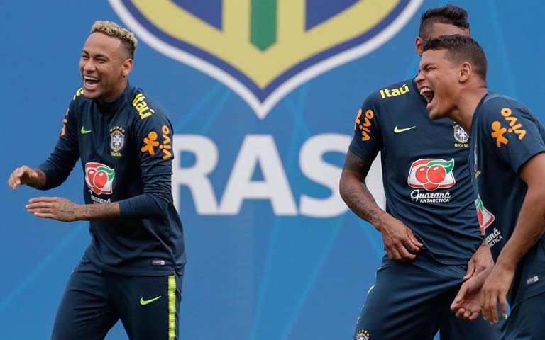 Neymar se incorpora de nuevo a los entrenamientos con Brasil  