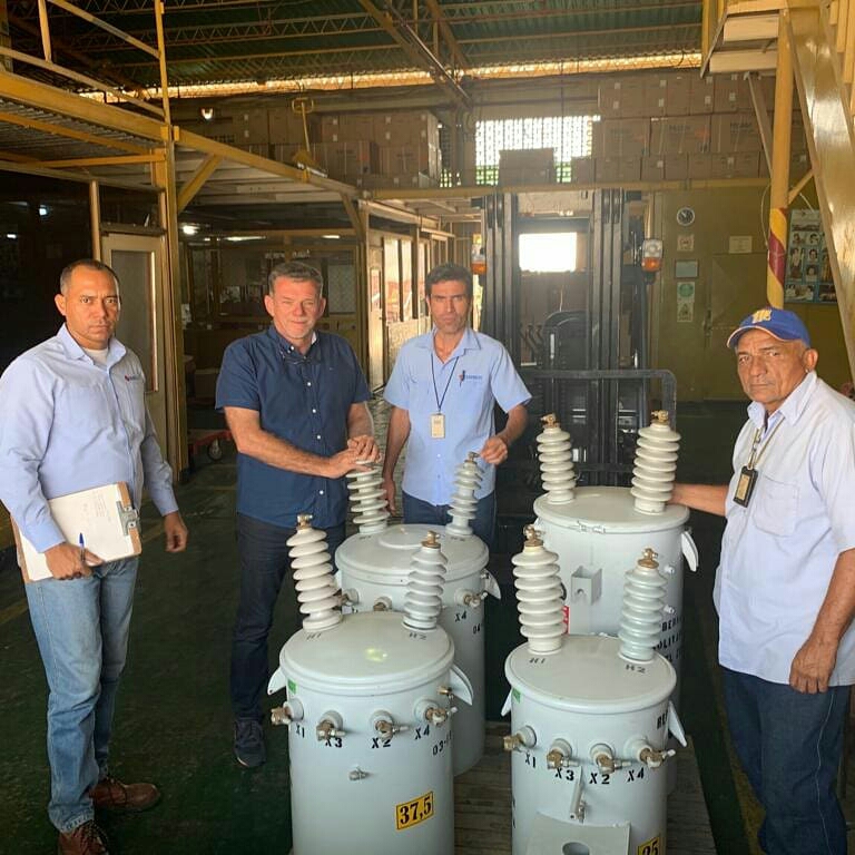 Omar Prieto entrega transformadores a Rosario de Perijá