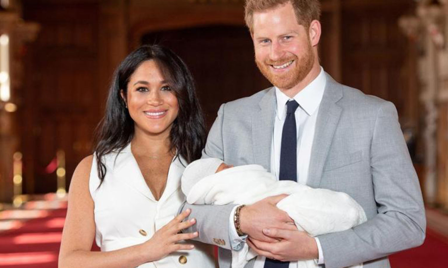 Meghan Markle y el príncipe Harry presentan al bebé real