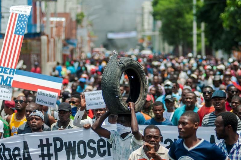 Haitianos salen a las calles para exigir la renuncia del presidente