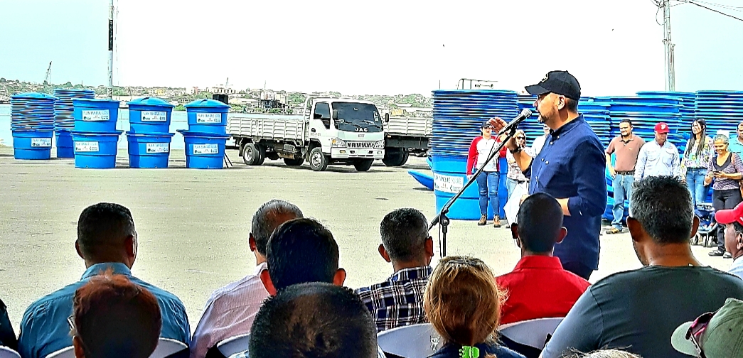 Gobernación del Zulia entrega tanques de agua