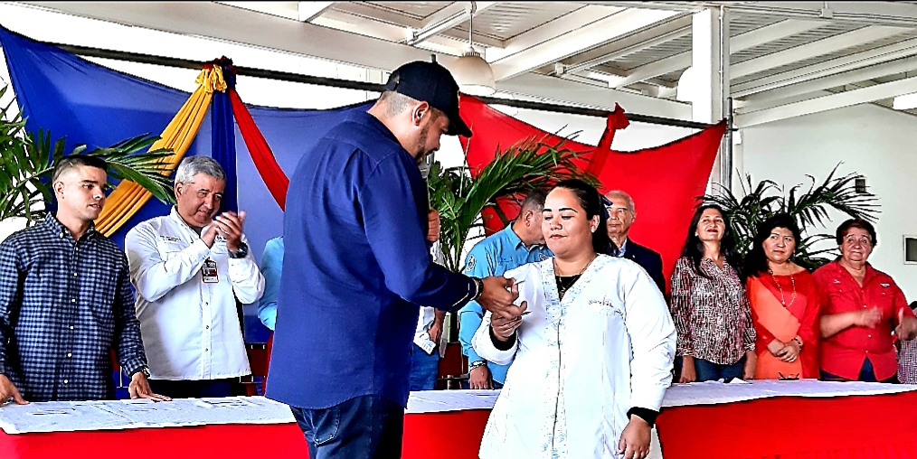 Gobernación del Zulia entrega 500 becas universitarias