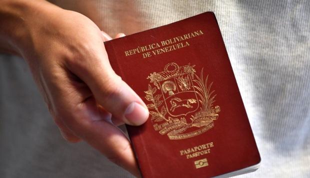 Colombia acepta pasaportes vencidos de venezolanos